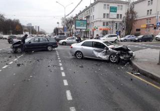 В Минске на проспекте Независимости столкнулись Toyota и BMW