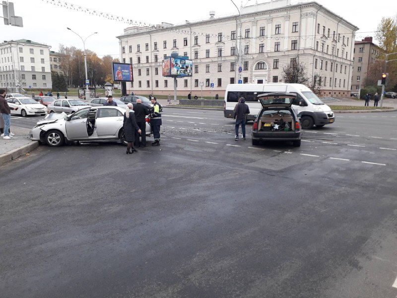 В Минске на проспекте Независимости столкнулись Toyota и BMW-1