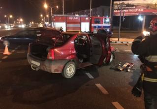 В Минске столкнулись Volkswagen и Renault, пострадали три человека