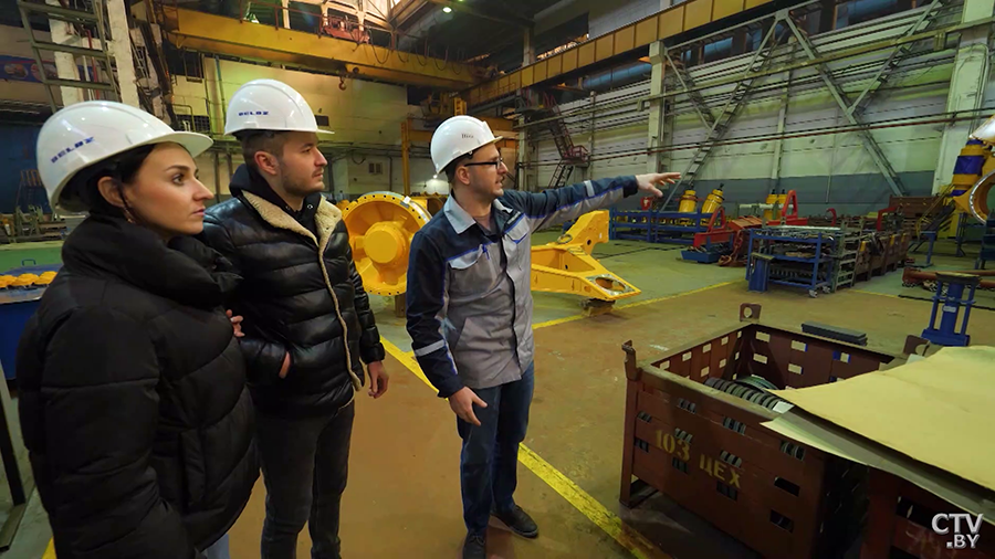 «Здесь собираются модели на 130 и 220 тонн». Как проходит работа в одном из цехов БелАЗа?-4