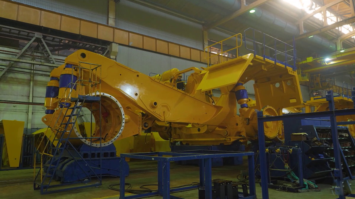 «Здесь собираются модели на 130 и 220 тонн». Как проходит работа в одном из цехов БелАЗа?