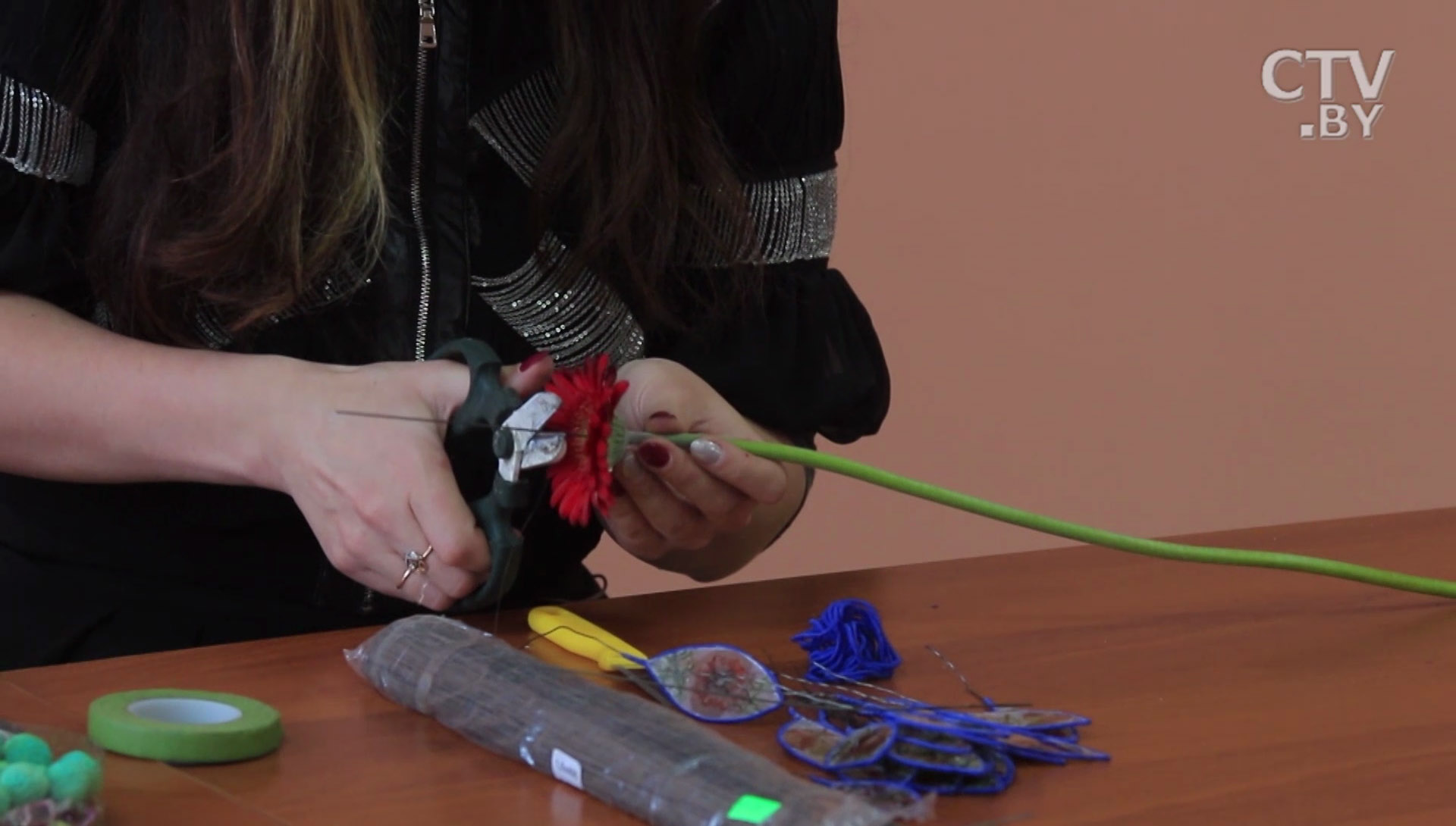 «Лепестки из подручного материала: бумаги, фольги и даже пакета». Оформляем герберу-6