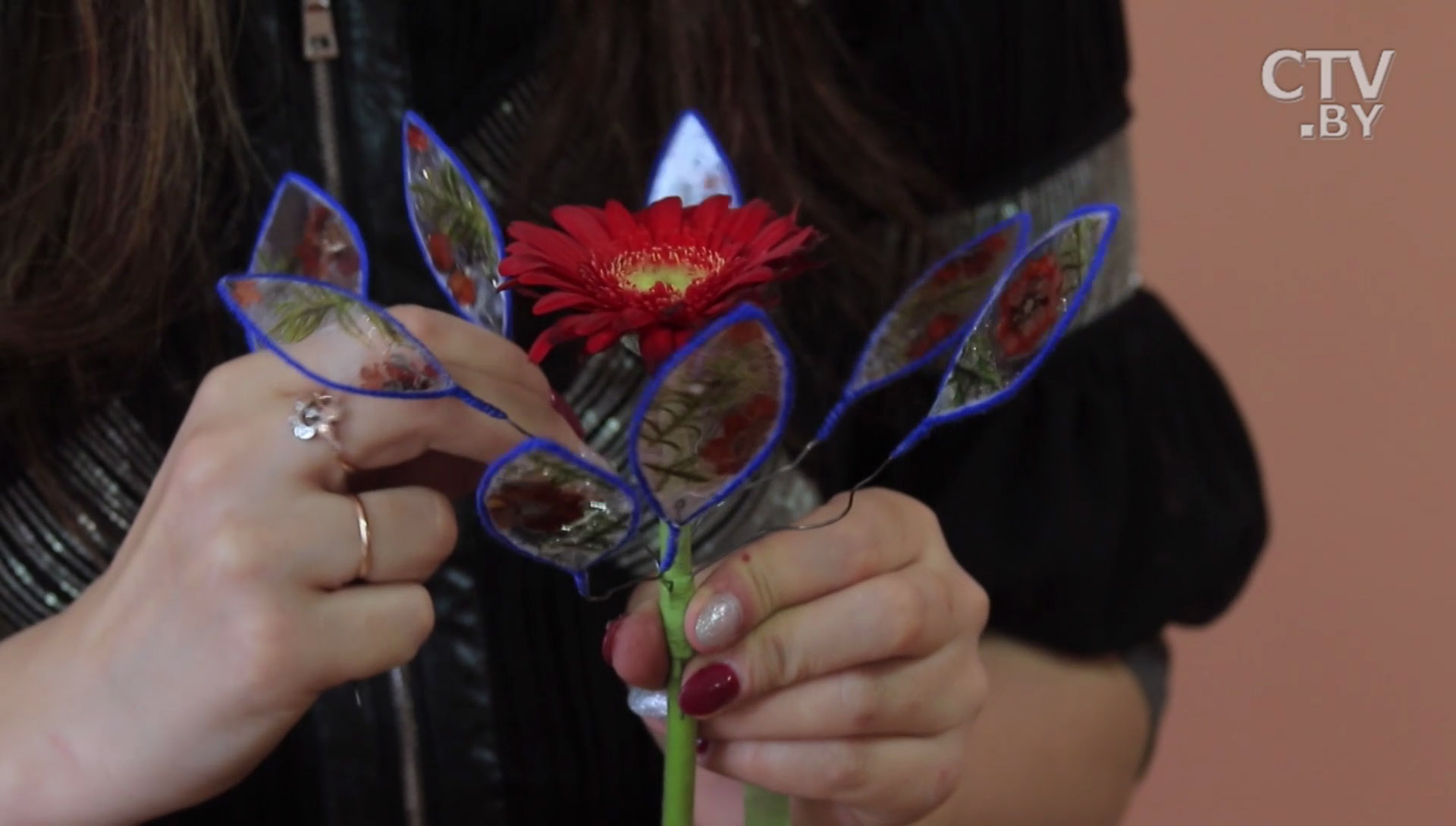 «Лепестки из подручного материала: бумаги, фольги и даже пакета». Оформляем герберу-11