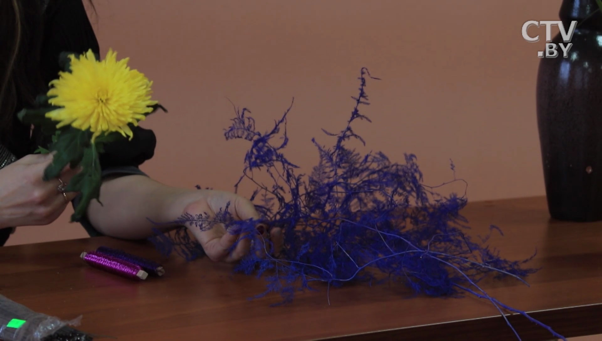 Как одна хризантема может заменить букет: оформляем цветок при помощи проволоки, бусинок и аспарагуса-0