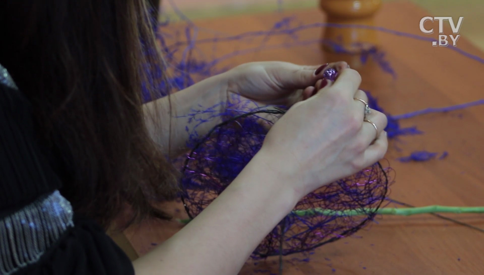 Как одна хризантема может заменить букет: оформляем цветок при помощи проволоки, бусинок и аспарагуса-6