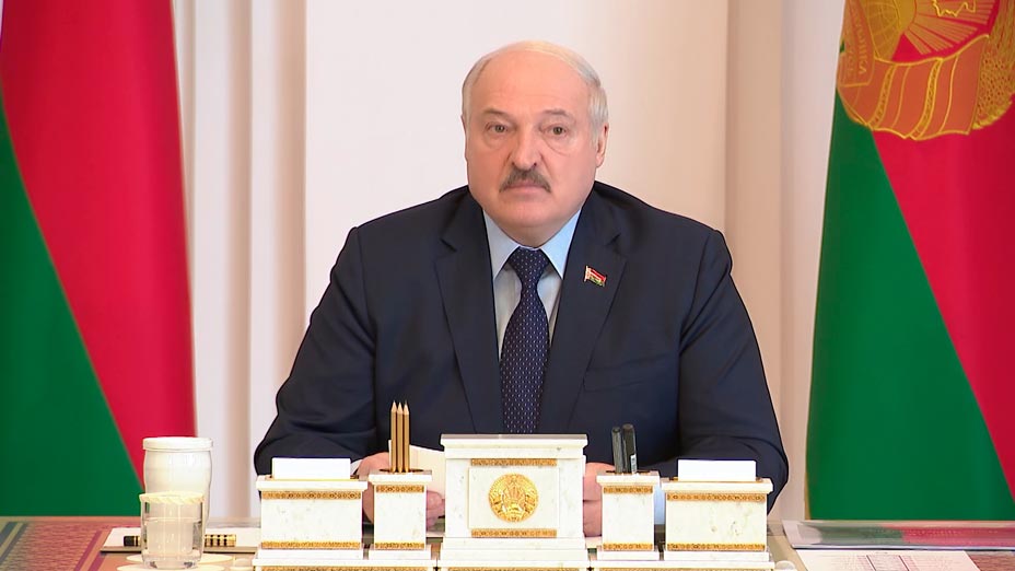 Лукашенко – чиновникам: оглобли в руки – и вперёд, на заводы. Забирайте удобрения, и, как будет возможность, вносите в почву