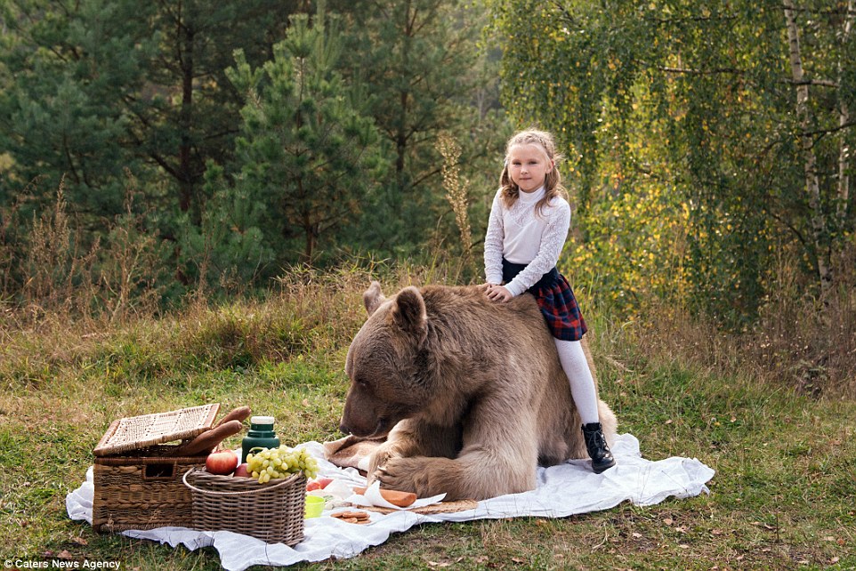 Фотосессия русской семьи в обнимку с живым медведем шокировала мир -7