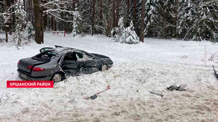 Сотрудники ОМОН помогли семье выбраться из перевёрнутого автомобиля-1