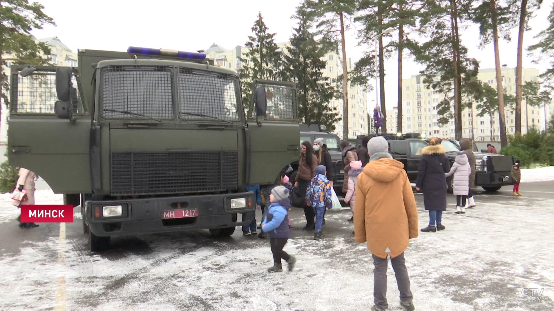 «Приехала целая группа». Балаба о том, почему сотрудники ОМОНа устроили новогоднее представление для детей-сирот-19