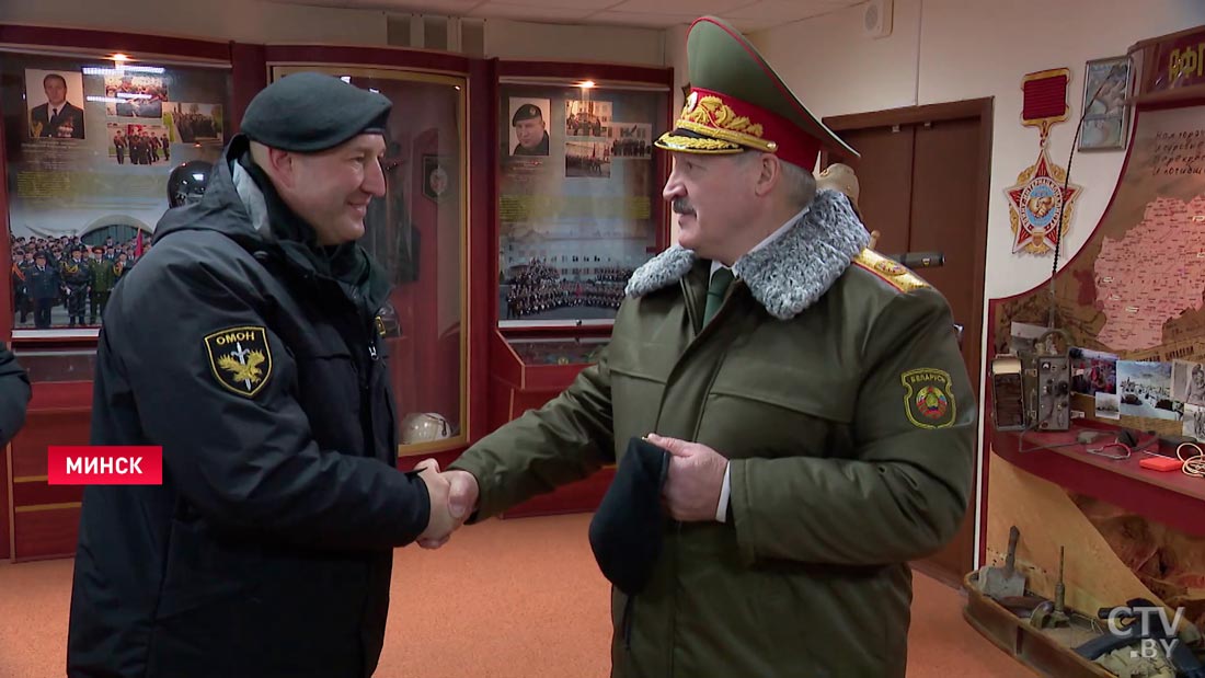 Омоновцы вручили Александру Лукашенко чёрный берет-7