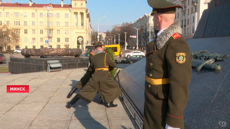 Делегация Омской области возложила цветы к Вечному огню на площади Победы в Минске-1