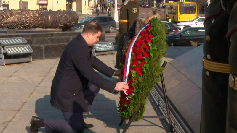 Делегация Омской области возложила цветы к Вечному огню на площади Победы в Минске