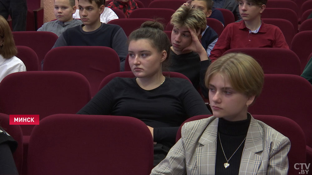 «Они понимают, что такое государственная политика». Депутат Макарина-Кибак встретилась с минскими школьниками-1