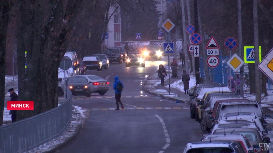 «Возможен выход пешеходов на край проезжей части». ГАИ предупреждает об опасности на дорогах зимой-7