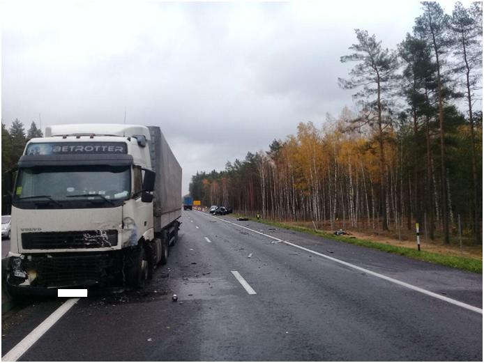 В Ивьевском районе Opel выехал на встречную полосу перед фурой. Легковушка превратилась в груду металла-1