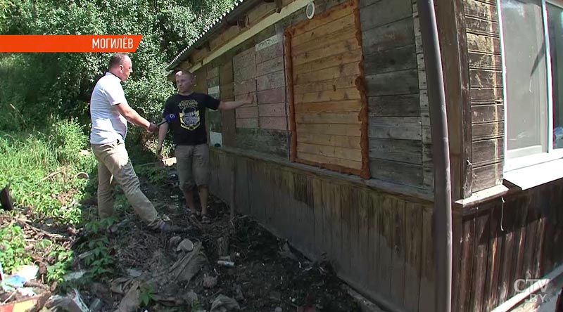 С проблемой один на один. Частное домовладение в Могилеве завалило оползнем, и уже месяц хозяева постройки ждут помощи-4