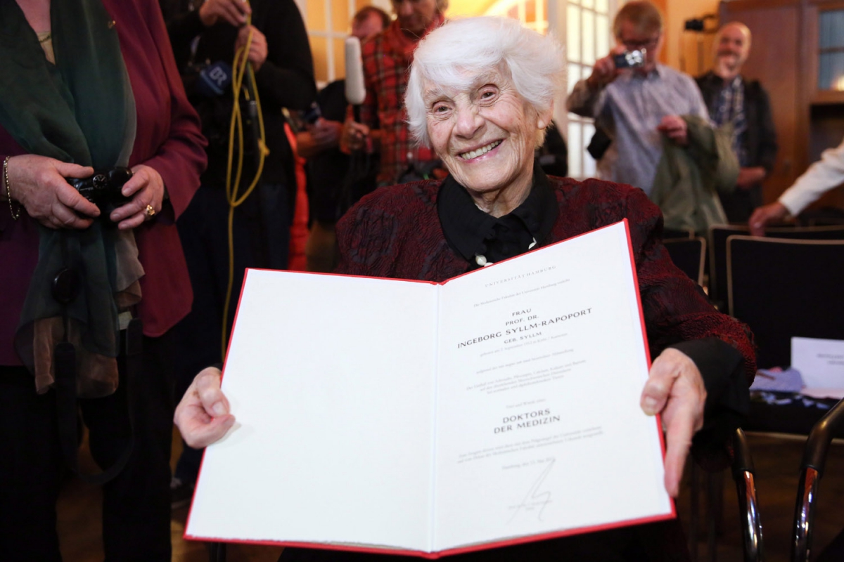 Женщина в возрасте 102 лет получила степень магистра искусств -1