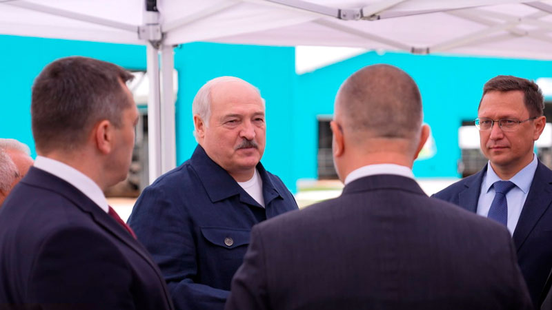 «Дворец – дай бог, но мы такие не построим везде». Лукашенко побывал на ферме в Оршанском районе