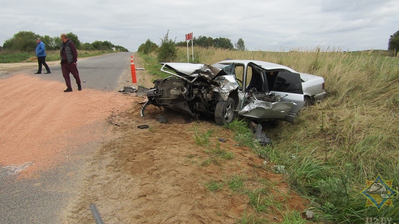 В Лиозненском районе Audi врезалась в трактор с прицепом -1