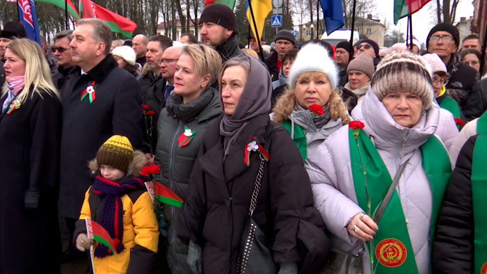 Рогачёв передал знамя Победы и эстафету Жлобину – он следующий из освобождённых в Беларуси