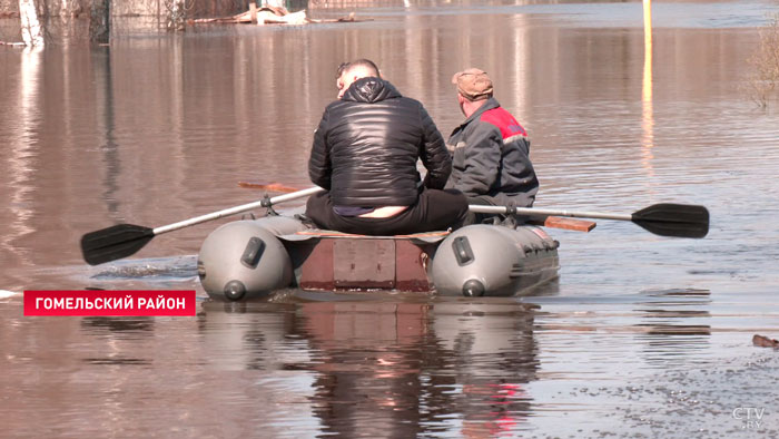 «Людей доставили на берег». В Дачном посёлке под Гомелем, где утром прорвало дамбу, организовали пост спасателей-7