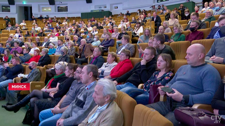 Любые вопросы, прийти мог кто угодно. Встреча с Азарёнком, Придыбайло и Туром проходит во Дворце Республики-7