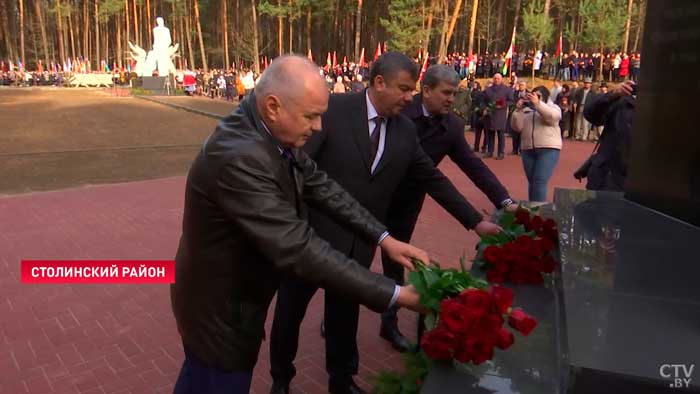 «У нас один взгляд на наше будущее и на наше прошлое». Игорь Луцкий побывал на открытии обновлённого мемориала в Столинском районе-1