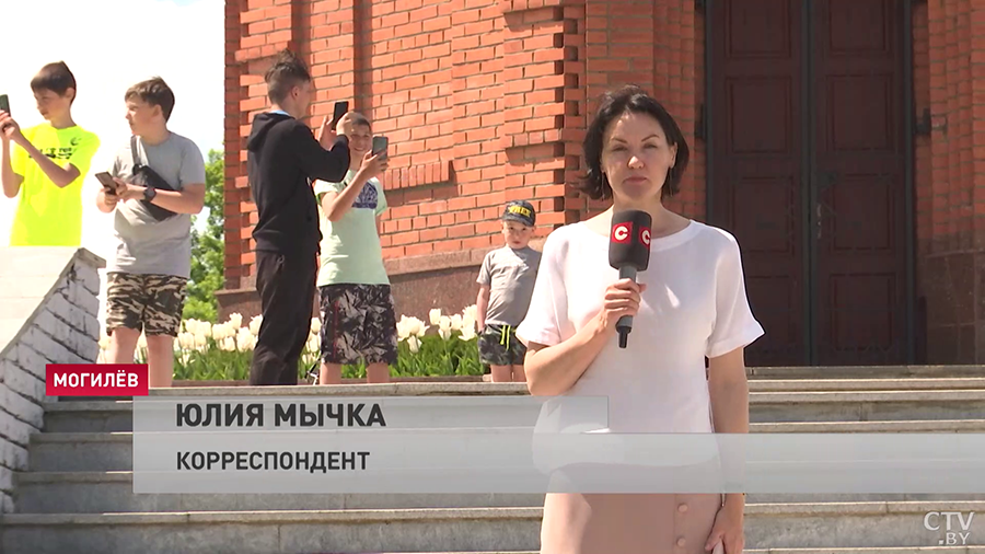 «Должны знать историю». Для отличников Могилёва организовали тур по местам боевой славы региона-1