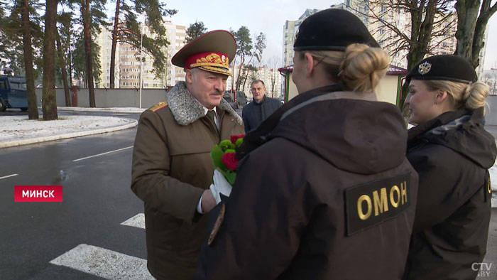 «Постоянно устраиваются политические провокации». О чём говорил Александр Лукашенко с бойцами минского отряда ОМОНа?-6