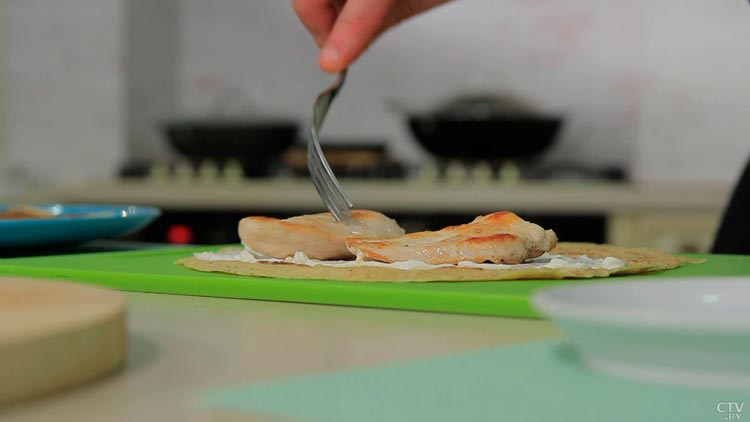 Овсяноблин с сыром и курицей – вариант сытного завтрака. Рассказываем простой рецепт-13