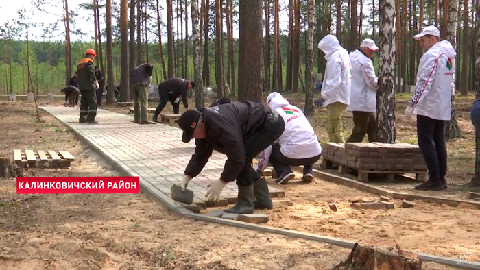 «Знаковое место». Сотни человек принимают участие в субботнике на мемориальном комплексе в Озаричах-1