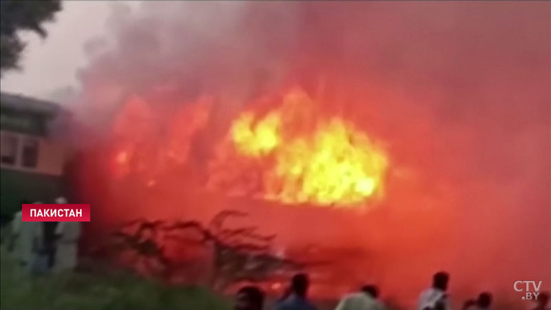 Выпрыгивали на ходу. В Пакистане 60 человек погибли при пожаре в поезде-4