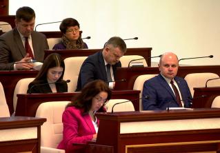 Цветы не взятка? Депутаты уточняют, какие подарки смогут принимать должностные лица, а какие – нет 