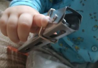 В Минске годовалый мальчик сунул палец в щипцы и не смог достать