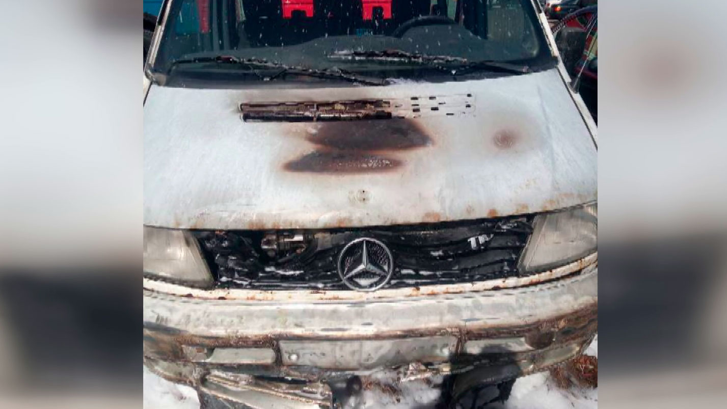 В Лепеле огонь едва не уничтожил парковку с автомобилями