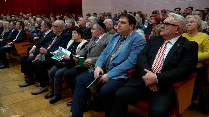 «Подрастут правнуки, я им тоже расскажу». Узники Минского гетто пообщались со студентами и госслужащими «Подрастут правнуки, я им тоже расскажу». Узники Минского гетто пообщались со студентами и госслужащими