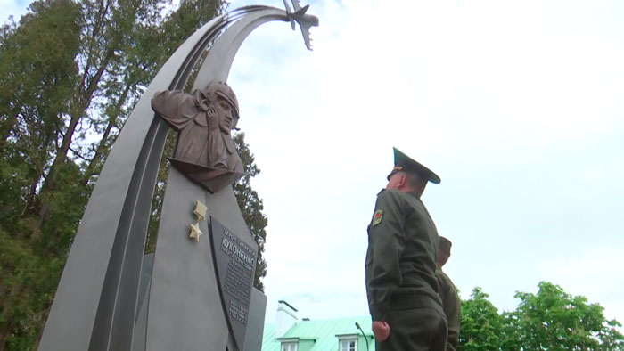 В Полоцке и Барановичах появились памятные знаки лётчикам-героям Куконенко и Ничипорчику