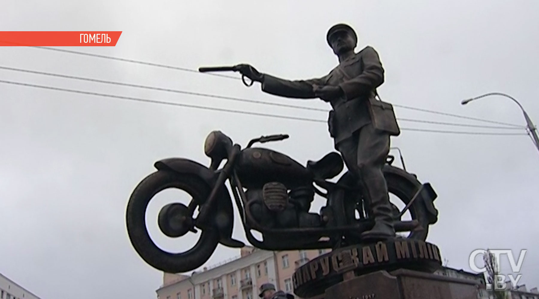 Памятник Наполеону Орде остался без руки, сотни поваленных деревьев и сорванные крыши: последствия ураганного ветра в Беларуси 