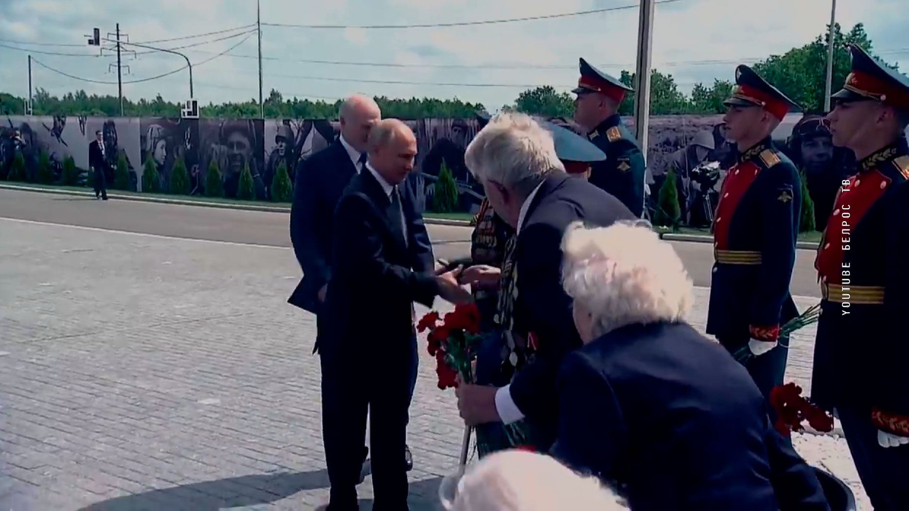 «Изначально хотел сделать деда своего, он прошёл всю войну». Какую личную память хранит образ памятника советского солдата подо Ржевом?-13