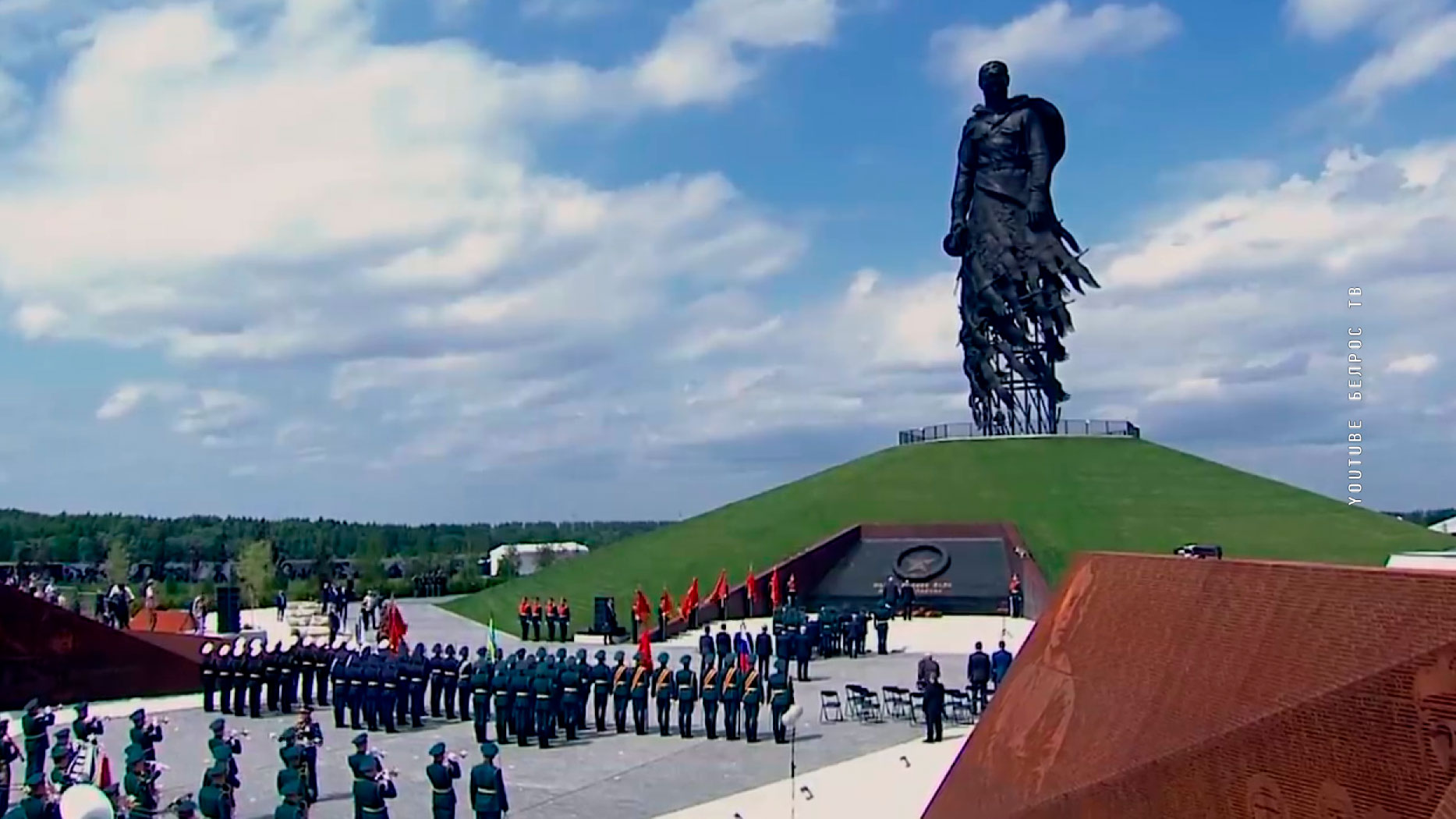 «Изначально хотел сделать деда своего, он прошёл всю войну». Какую личную память хранит образ памятника советского солдата подо Ржевом?-1