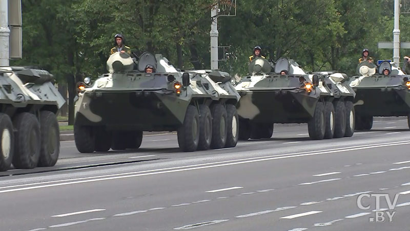 Колонной по главной улице: в Минске военная техника проследовала к месту начала генеральной репетиции парада, которая начнется в 22.00 