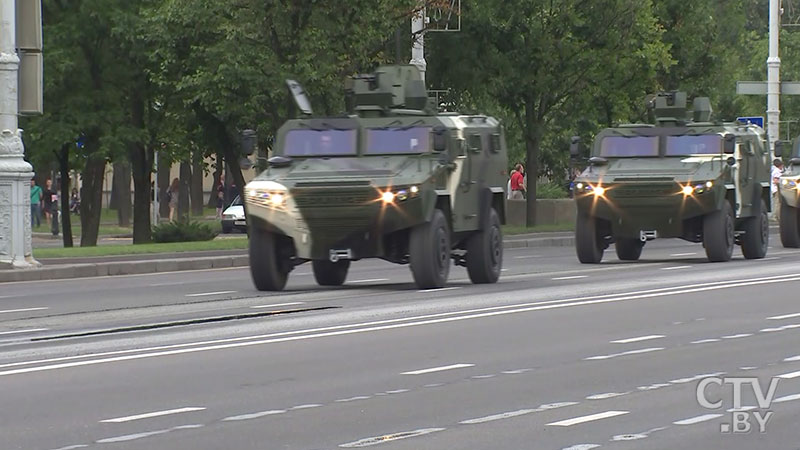 Колонной по главной улице: в Минске военная техника проследовала к месту начала генеральной репетиции парада, которая начнется в 22.00 -13