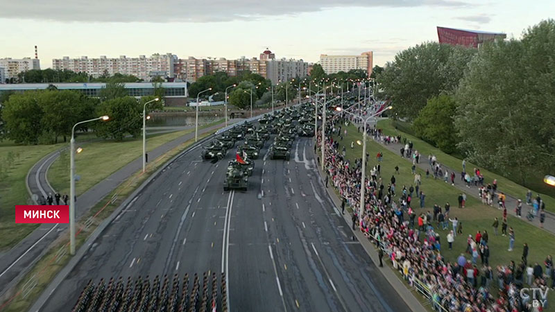 Свыше 280 единиц боевой техники и тысячи зрителей: самые яркие моменты парада в День Независимости-26