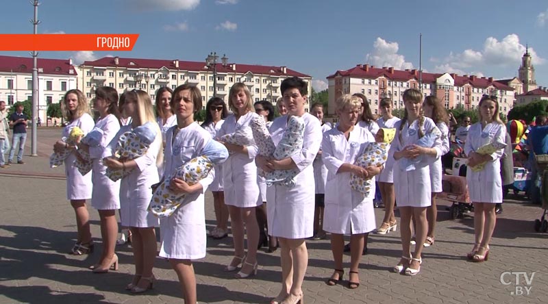 Парад детских колясок прокатился по брусчатке Гродно. В центре города красочно отметили Международный день семьи-25