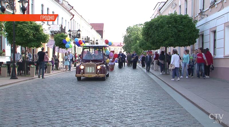 Парад детских колясок прокатился по брусчатке Гродно. В центре города красочно отметили Международный день семьи-27