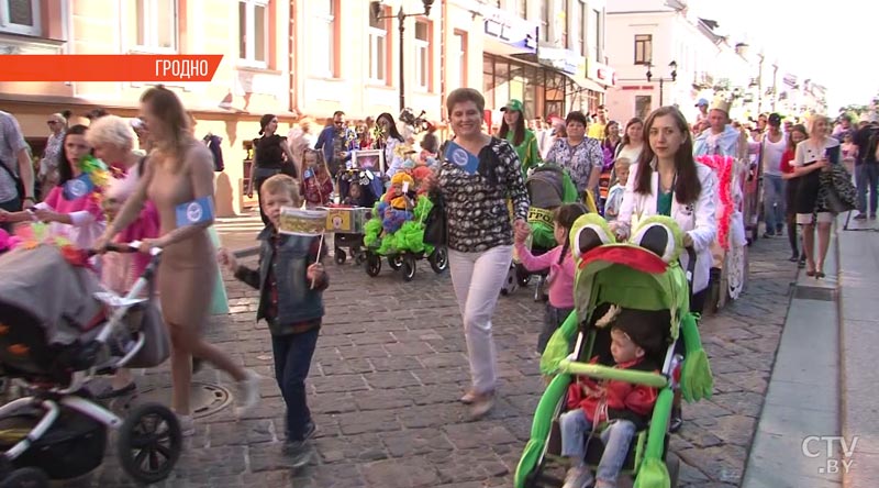 Парад детских колясок прокатился по брусчатке Гродно. В центре города красочно отметили Международный день семьи-32