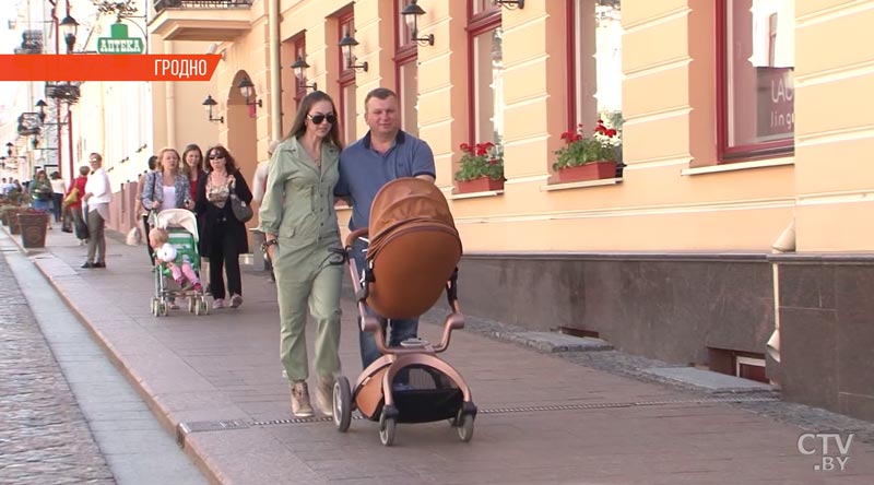 Парад детских колясок прокатился по брусчатке Гродно. В центре города красочно отметили Международный день семьи-34