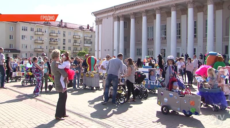 Парад детских колясок прокатился по брусчатке Гродно. В центре города красочно отметили Международный день семьи-1