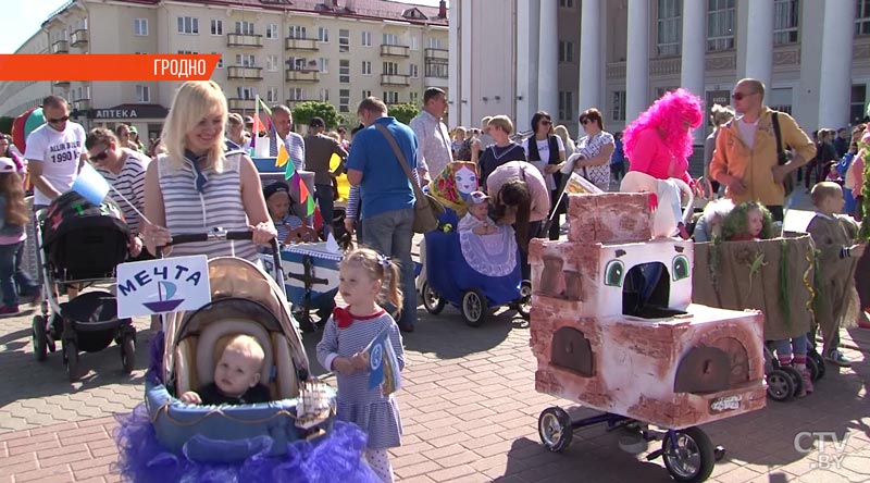 Парад детских колясок прокатился по брусчатке Гродно. В центре города красочно отметили Международный день семьи-17