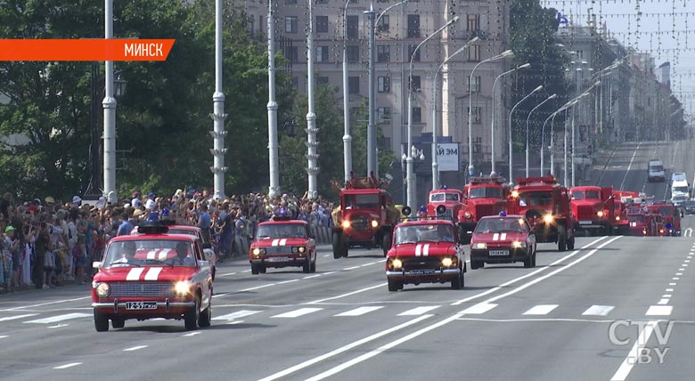 Парад в честь 165-летия пожарной службы Беларуси: видеофакт-1